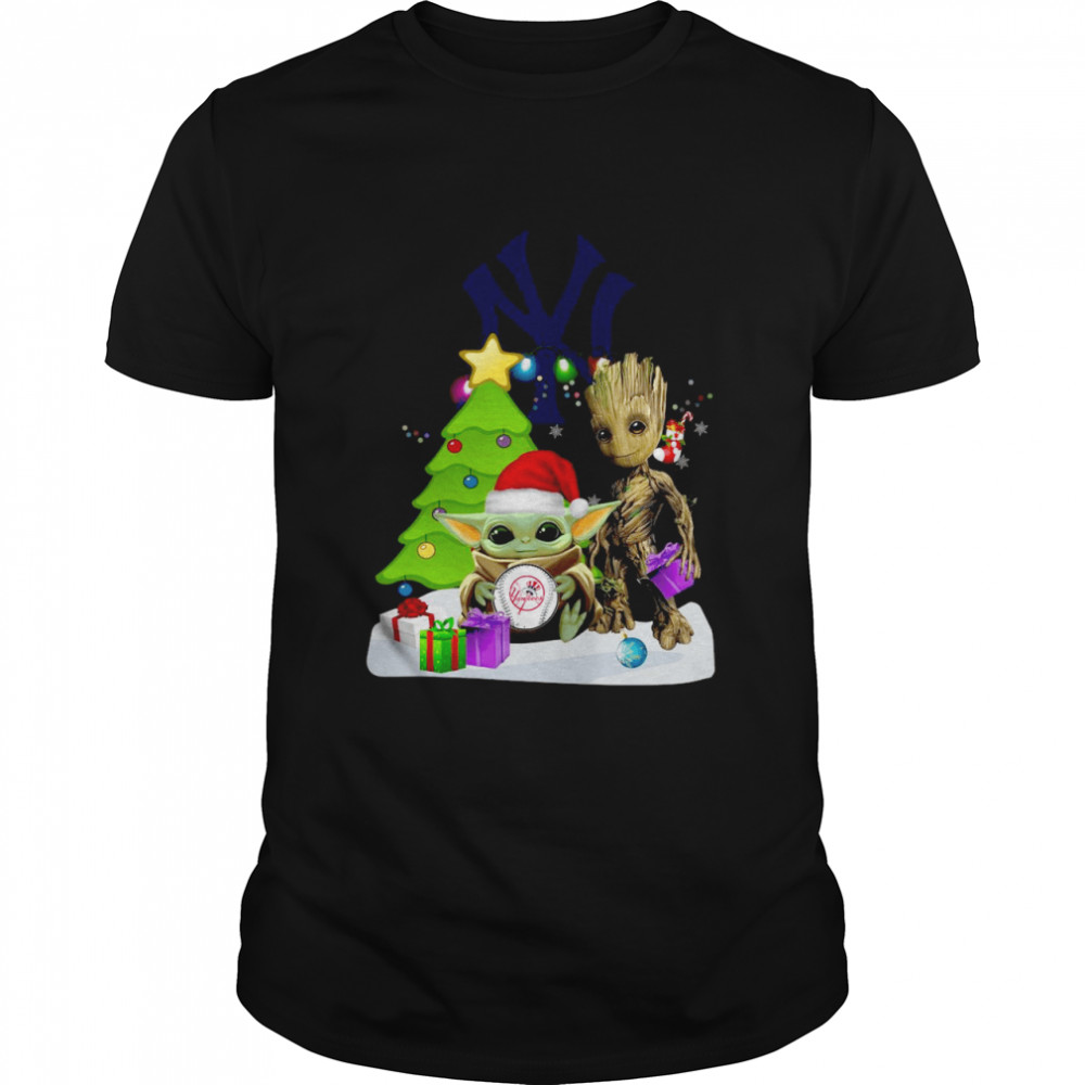 santa Bigfoot and Baby Yoda hug New York Yankees Snow Christmas Tree shirt