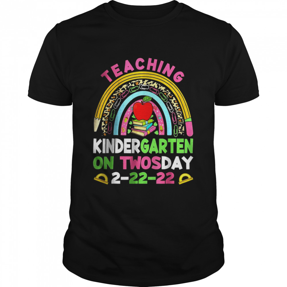 Teaching Kindergarten Grade On Twosday 2-22-22 22nd Teachers T-Shirt